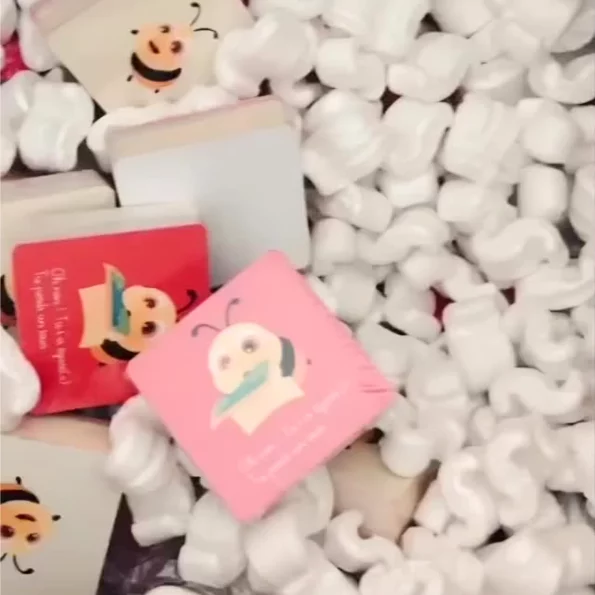 Initiez vos enfants au monde fascinant des abeilles avec le jeu de cartes « Abeille ». Chaque joueur accomplit des missions amusantes comme construire une ruche, butiner les fleurs et fabriquer du miel. Offrez une expérience éducative et ludique sur l'écosystème des abeilles.