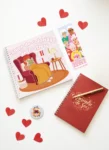 Panoplie d'accessoires de lecture pour bookworm : cahier de journaling avec 150 prompts, carnet de coloriage détente, marque-page et badge du club de lecture.