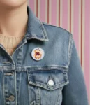 Pin's Club de Lecture : Sorcière lectrice dans un fauteuil