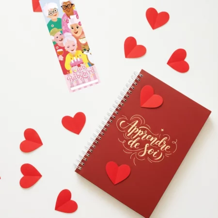 Exercices d'introspection à faire le soir sans écran, carnet de journaling et marque page